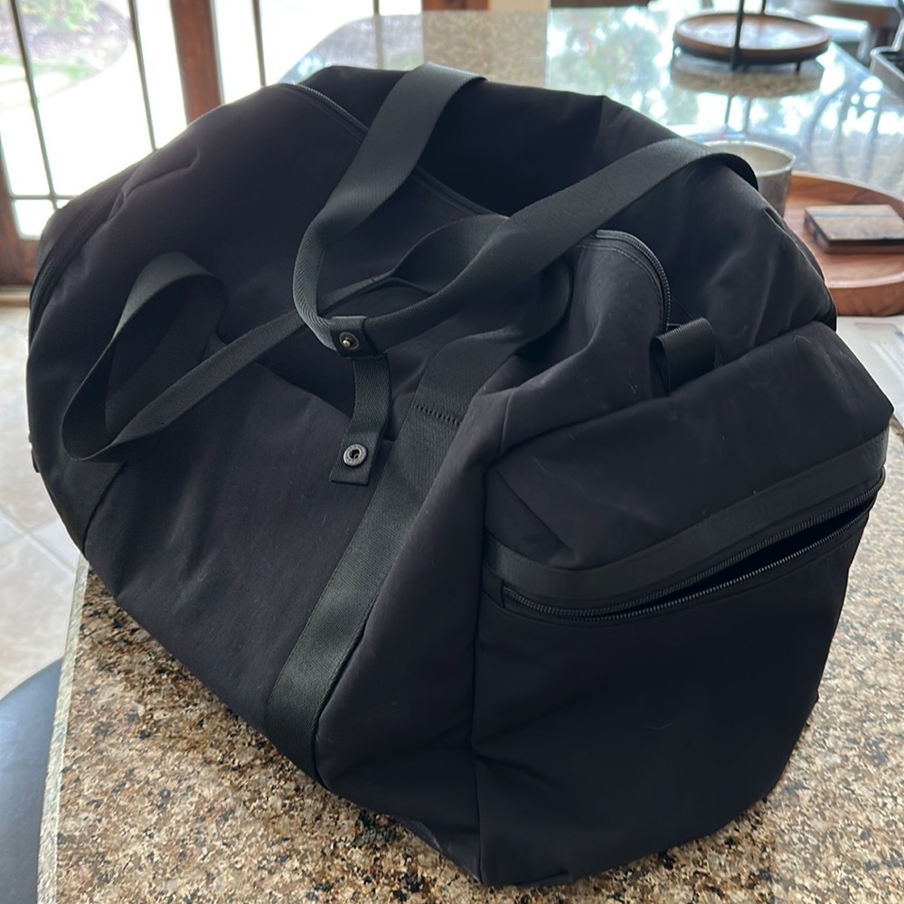 Black lululemon, duffel bag